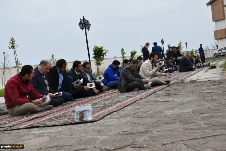 مراسم پر فیض زیارت عاشورا در آستانه شب های لیالی قدر در جوارملکوتی شهید گمنام دانشکده شهید چمران رشت . 7